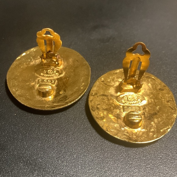 AUTHENTIC Vintage Hammered Button CHANEL CC Logo Circle #2853 Gold color Clip-On - Picture 6 of 13